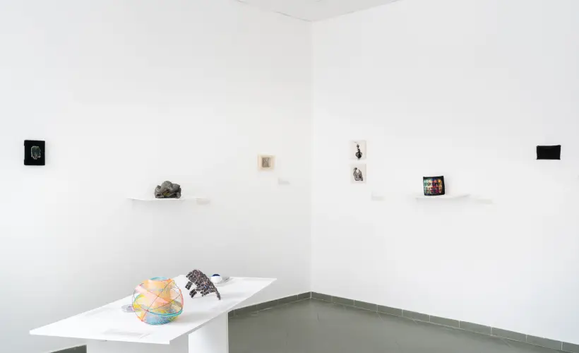 zdjęcie z wystawy Mała Forma Tekstylna “SPOGLĄDANIE”