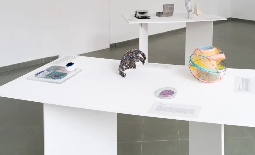 zdjęcie z wystawy Mała Forma Tekstylna “SPOGLĄDANIE”