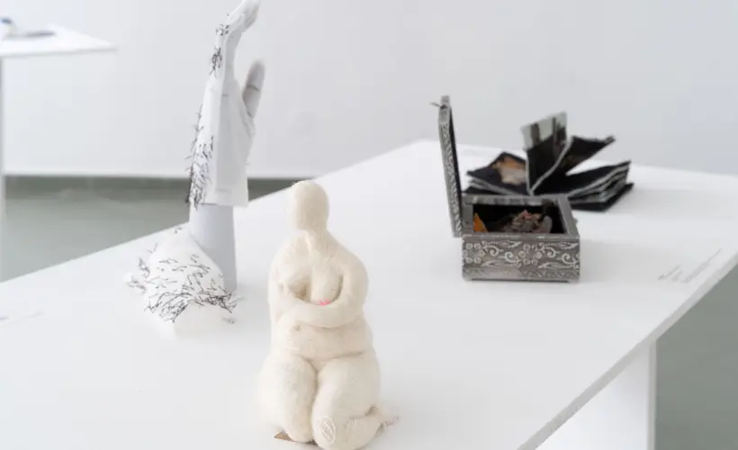 zdjęcie z wystawy Mała Forma Tekstylna “SPOGLĄDANIE”