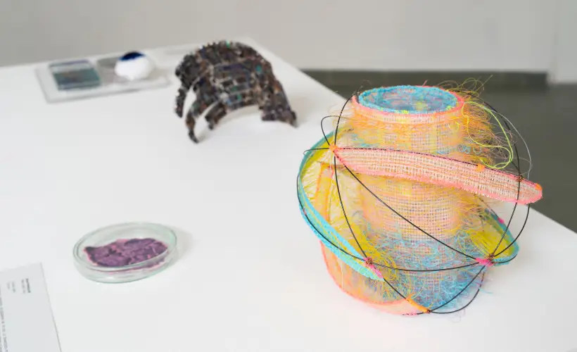 zdjęcie z wystawy Mała Forma Tekstylna “SPOGLĄDANIE”